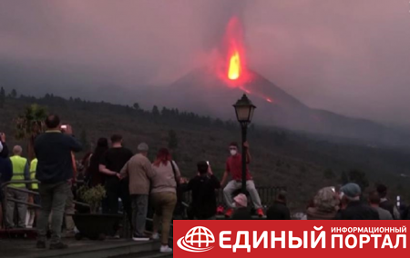 Извергающийся вулкан привлек тысячи туристов на остров Ла-Пальма