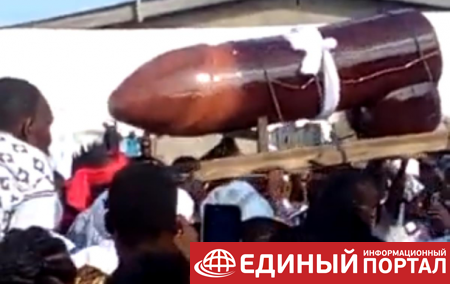 Мать десятерых детей похоронили в гробу в виде полового органа
