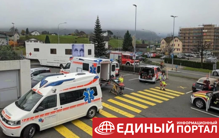 Шесть женщин пострадали при обрушении новогодних украшений в Швейцарии