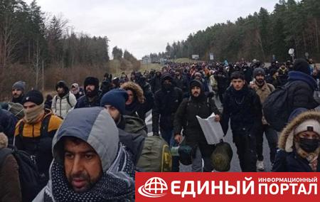 В Беларуси колонна мигрантов идет к Польше