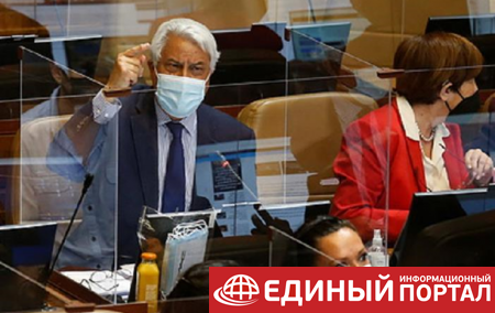 В Чили депутат 15 часов выступал с речью из-за опоздания коллеги