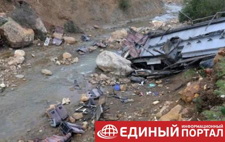 В Кашмире автобус сорвался в ущелье: 22 жертвы
