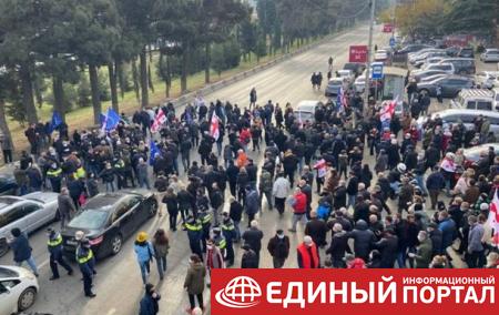 В Тбилиси у суда над Саакашвили начались потасовки