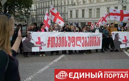 В Тбилиси в участников митинга в поддержку Саакашвили с крыши кидали камни