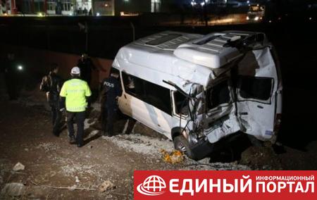 В Турции эвакуатор врезался в микроавтобус, 14 пострадавших