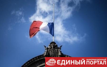 Во французском триколоре поменяли оттенок одного из цветов