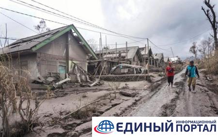 На острове Ява вулканический пепел засыпал дома