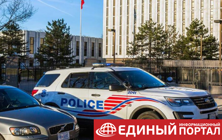 На территорию посольств РФ в США бросили "подозрительный предмет"