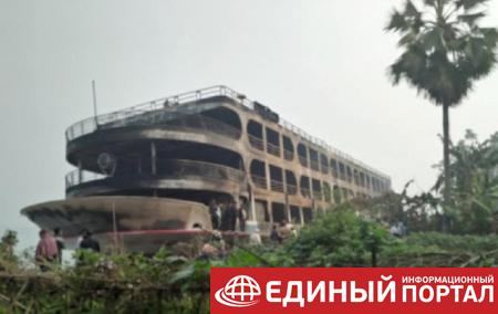 При пожаре на пароме в Бангладеш погибли не менее 30 человек