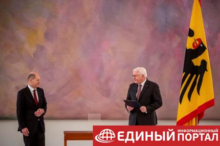 В Германии новое правительство приняло присягу