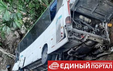 В Колумбии автобус с людьми упал с обрыва, семь жертв