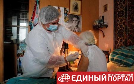 В Словакии пенсионерам дадут 300 евро за COVID-вакцинацию