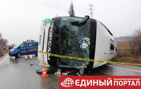 В Турции перевернулся автобус с пассажирами, есть погибшие