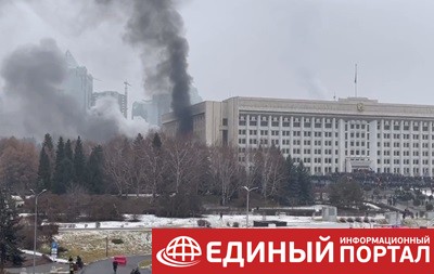 Протестующие ворвались в здание мэрии Алматы