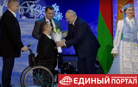 Лукашенко вручил букет человеку без рук