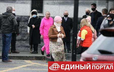 Шинейд О'Коннор пришла на кремацию сына в розовом костюме