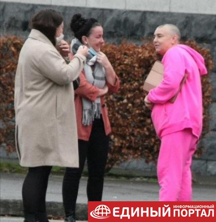 Шинейд О'Коннор пришла на кремацию сына в розовом костюме