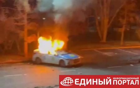 В Алматы протестующие жгут полицейские авто