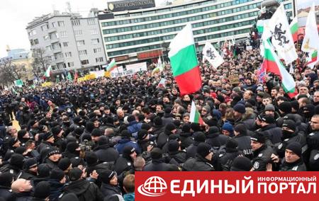 В Болгарии антивакцинаторы прорвали оцепление полиции у парламента