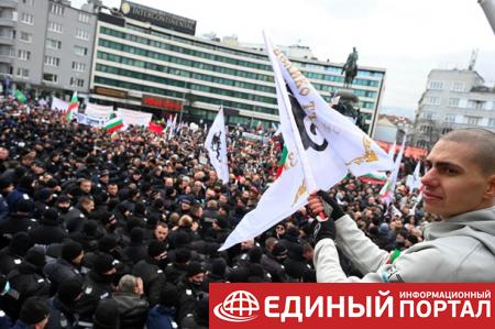 В Болгарии антивакцинаторы прорвали оцепление полиции у парламента