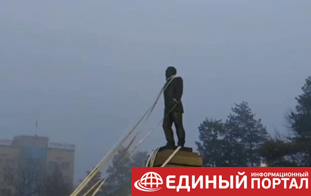 В Казахстане снесли памятник Назарбаеву