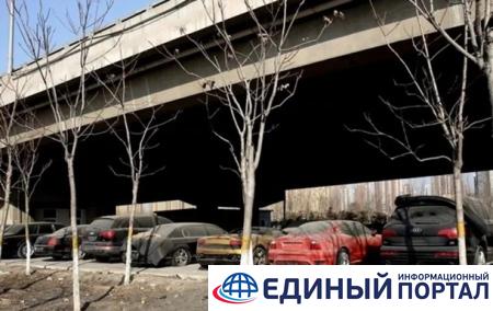 В Китае под мостом десять лет ржавеют элитные авто