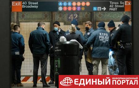 В метро Нью-Йорка столкнули под поезд женщину