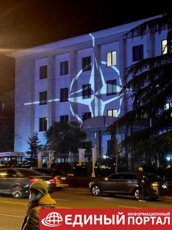 В Тбилиси на здание дипмиссии РФ спроектировали флаг Украины и эмблему НАТО