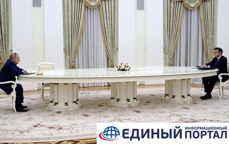 СМИ объяснили длину стола на переговорах Макрона и Путина